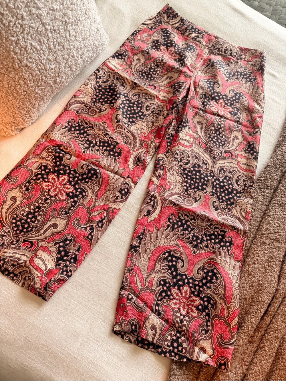 J. McLaughlin. Slight Wide-Leg Paisley Print Pants in Red/Brown/Black. Size 10.
